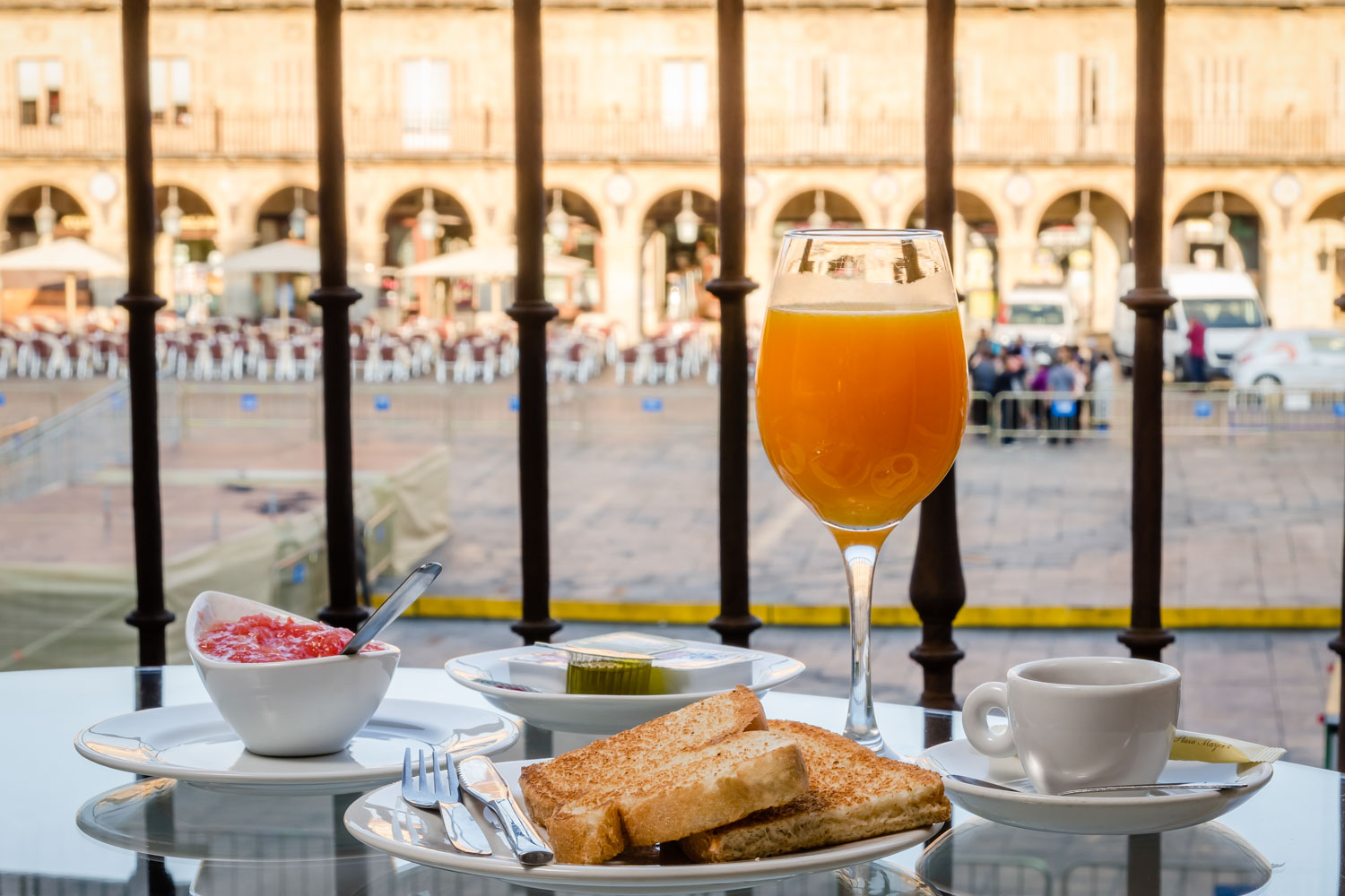 Desayuno mediterráneo en el balcón de la Habitación doble con vistas a Plaza Mayor de Salamanca